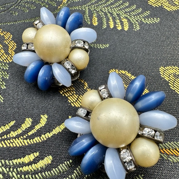 Vintage light blue and blue faux pearl with rhinestone clip earrings - Picture 2 of 5